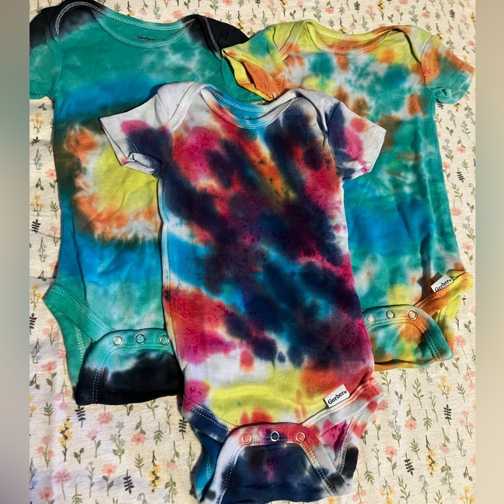 💚 3 piece Gerber 💛 Colorful Tie-Dye Baby Set 3-6 months